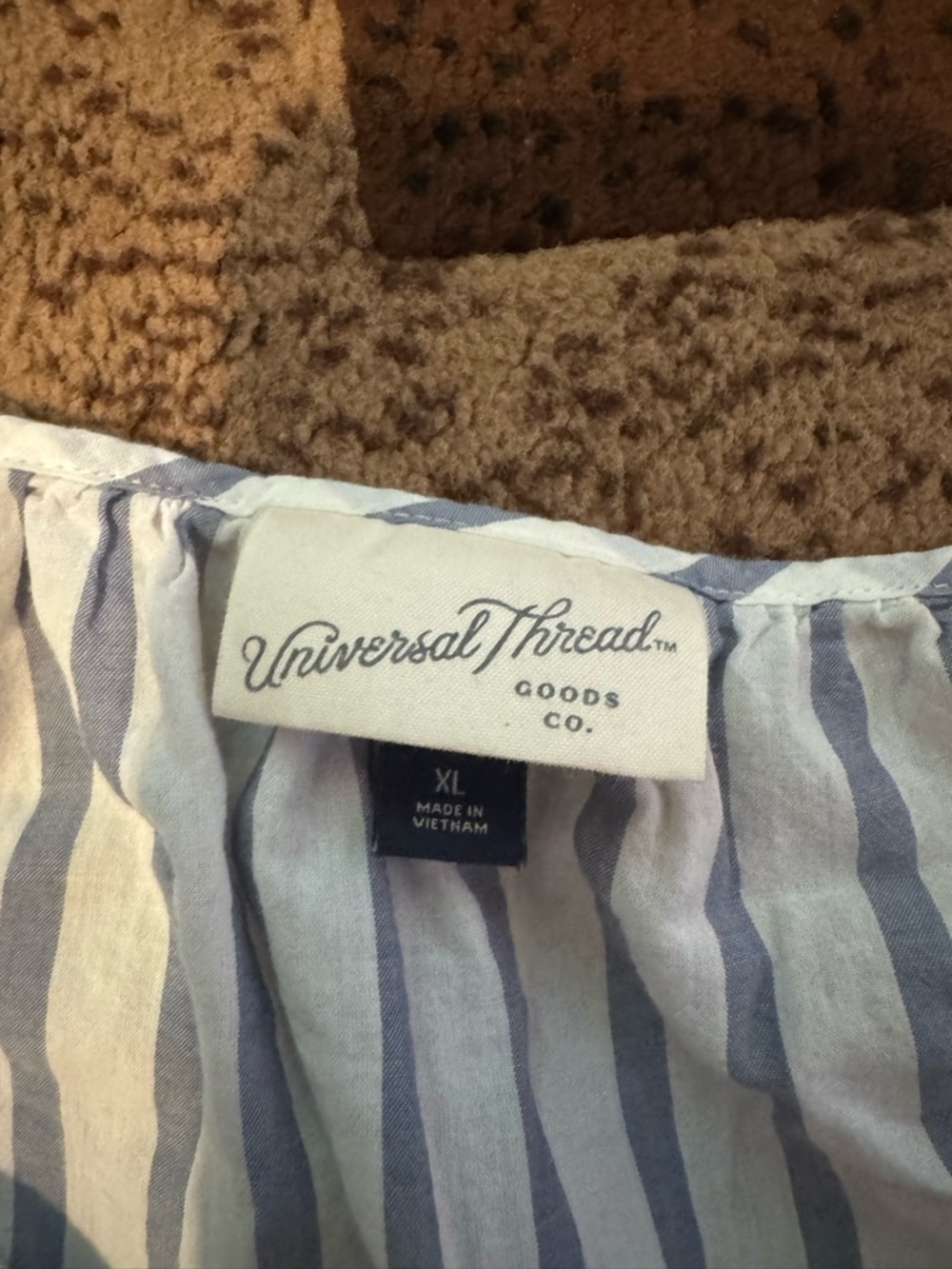 Universal Thread top - Picture 2 of 3
